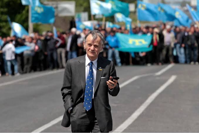 Kırım Tatarları Lideri Mustafa Abdülcemil Kırımoğlu:

"İsmimiz Tatar, cismimiz Türk! 
Biz ayrı bir ırk değiliz, biz Türk'üz!"