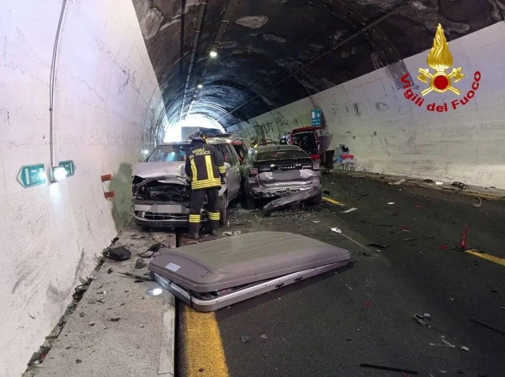 Prognosi riservata per la 29enne coinvolta nel maxi incidente in #A10 nella giornata di ieri all'interno della #GalleriaAprosio, tratto a doppio senso di marcia.
Intervento delicato per lei mentre la figlia di un anno, che era con lei è non è in pericolo di vita.