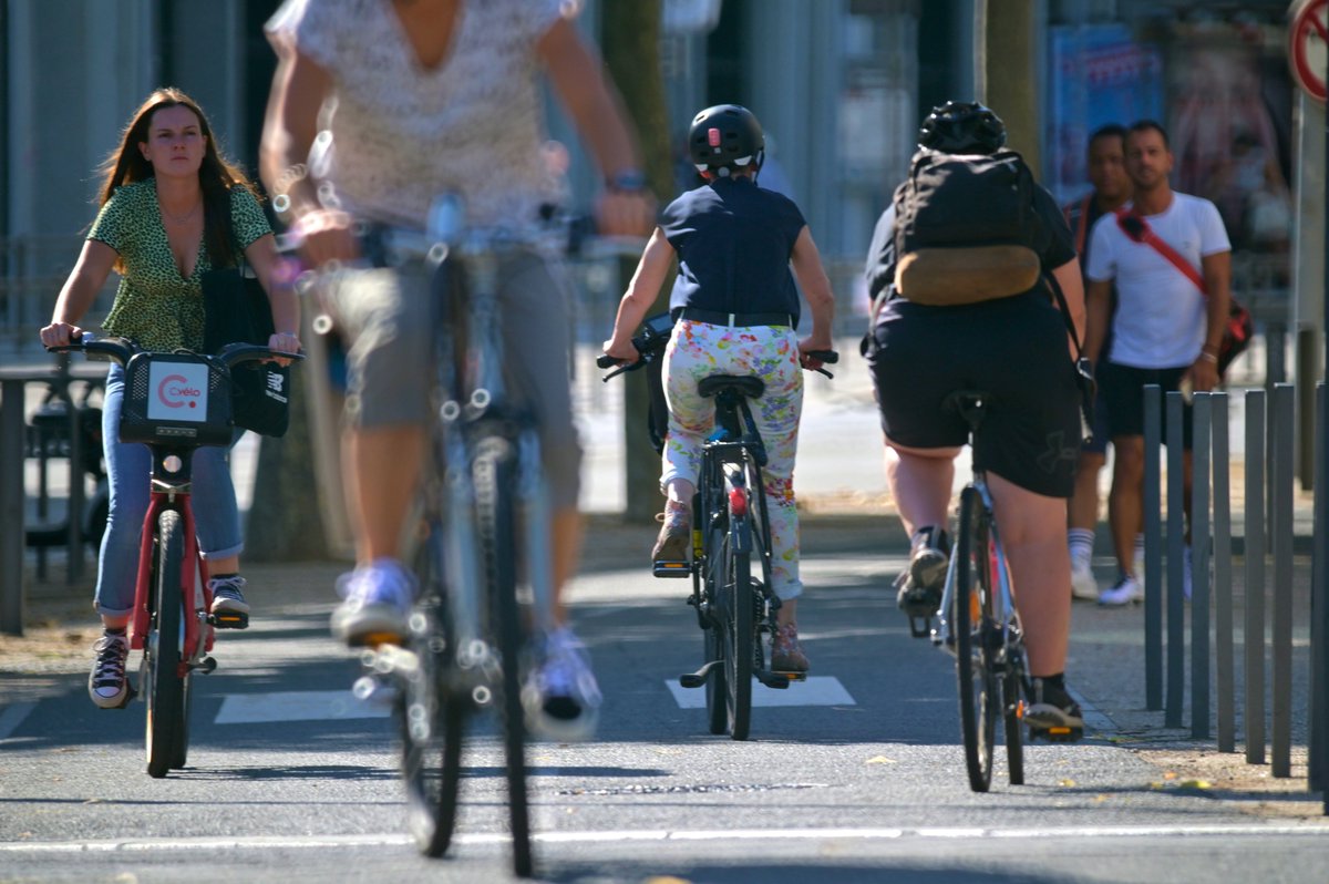 🚴‍♂️ La #FêteDuVélo arrive à #ClermontFd les 24-25 mai 🗓️

Un évènement qui reflète l'engagement de la Ville pour une #MobilitéDurable : + de pistes cyclables pour répondre aux défis environnementaux avec des solutions pratiques pour ses habitants 🌍

👉 clermont-ferrand.fr/la-fete-du-vel…