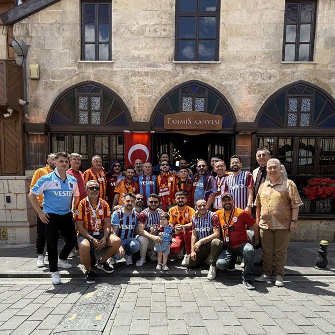 Çok güzel bir fotoğraf. Özellikle yerel kupalarda, başka bir ilde birlikte hareket edilmesi çok kıymetli. Festival havasında geçmeli maç saatine kadar. Maç anında herkes kendi takımını destekler, şampiyon alkışlanır herkes evine döner. 👏