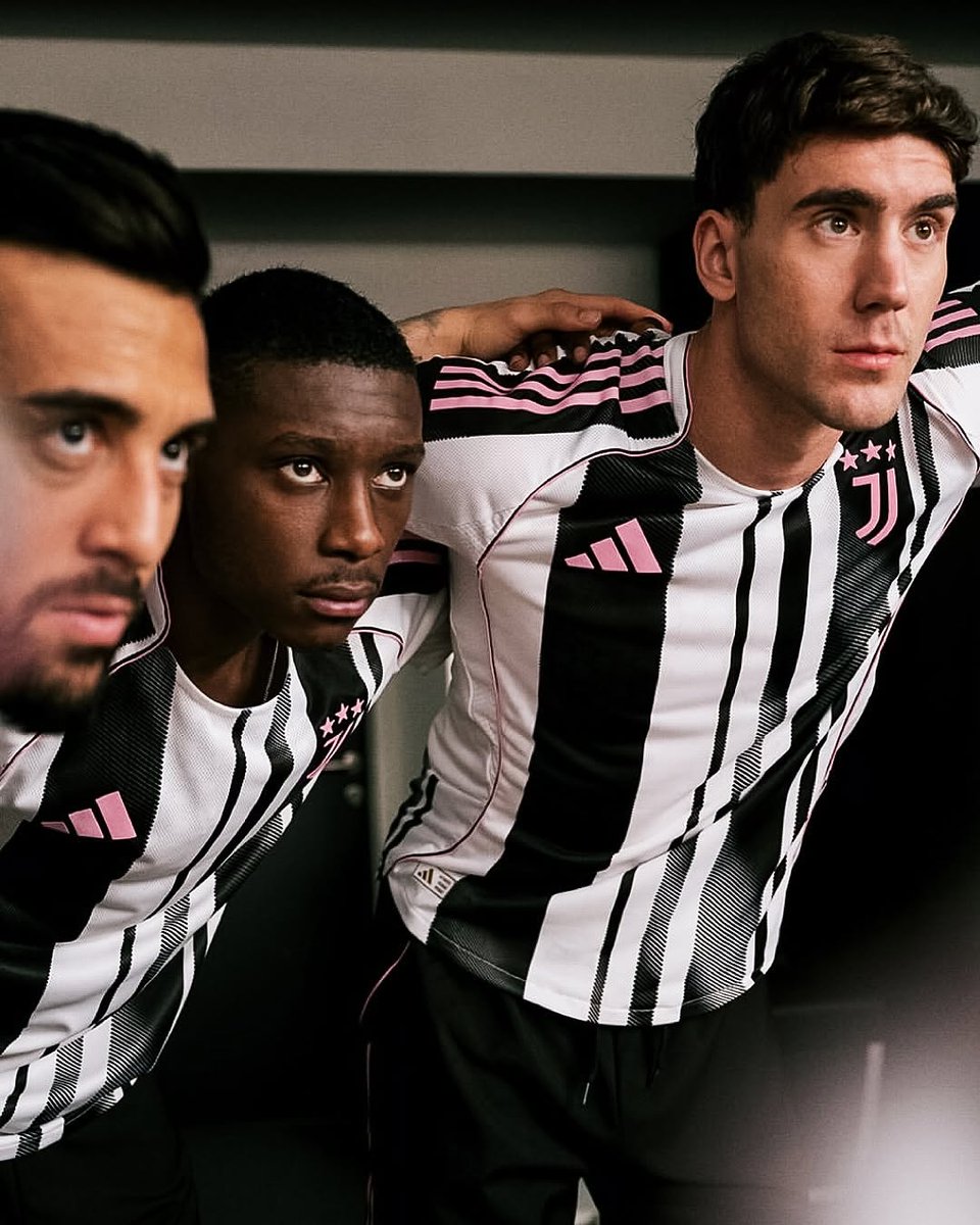 idextratime's tweet image. ✅ RESMI : Juventus memperkenalkan jersey kandang mereka untuk musim depan. ⚫⚪🩷

Gimana pengamat fashion? 😳