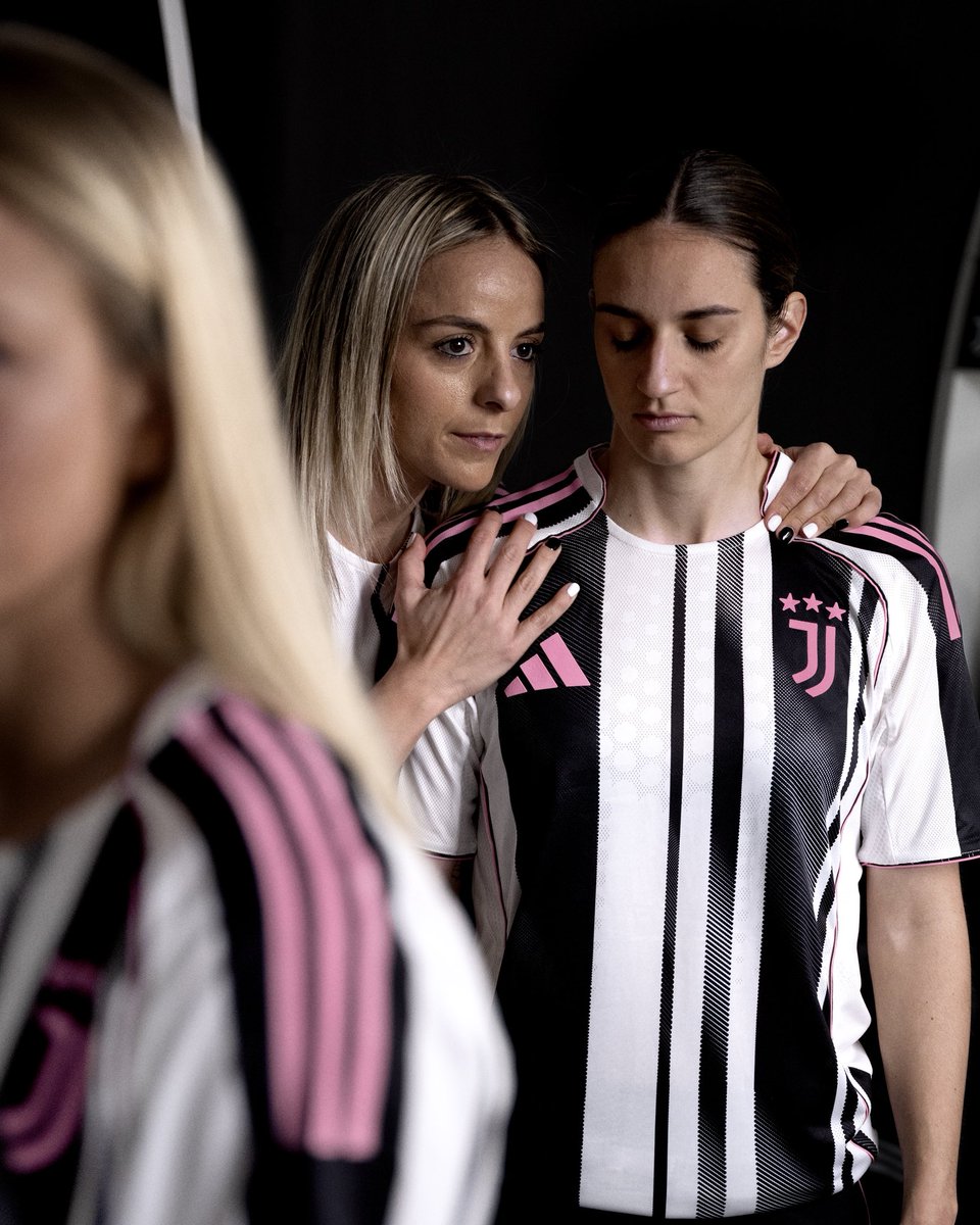 idextratime's tweet image. ✅ RESMI : Juventus memperkenalkan jersey kandang mereka untuk musim depan. ⚫⚪🩷

Gimana pengamat fashion? 😳