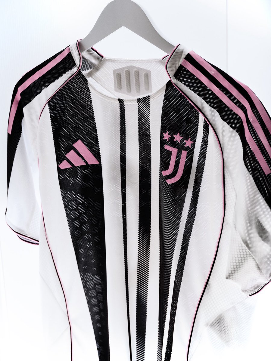 idextratime's tweet image. ✅ RESMI : Juventus memperkenalkan jersey kandang mereka untuk musim depan. ⚫⚪🩷

Gimana pengamat fashion? 😳
