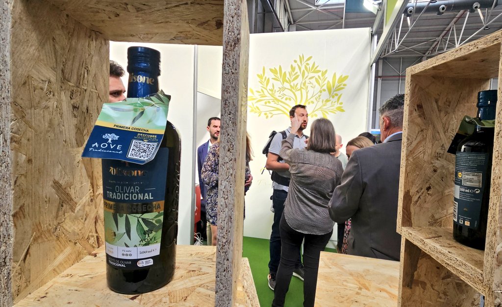 El protagonismo de nuestro stand en <a href="/ExpolivaOficial/">Expoliva 2025</a> es el #AOVE de #OlivarTradicional. El GO que capitaneamos desde <a href="/UPA_Federal/">UPA</a>, en colaboración con <a href="/lidlespana/">Lidl España</a>, se concreta en botellas con código QR para conocer la procedencia del #aceitedeoliva.