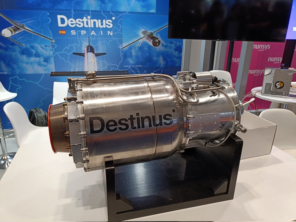 ReinaldoDMM's tweet image. 🔵 FEINDEF 2025

El grupo español @grupo_oesia y la firma suiza @destinusaero, han firmado un acuerdo para el desarrollo, producción y comercialización conjunta de un sistema de misiles de largo alcance. 
Les comparto el catálogo del RUTA.
#FEINDEF25 #drones #misiles