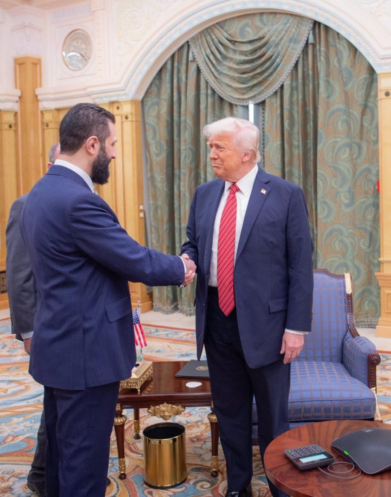 mshinqiti's tweet image. يمكن اعتبار اللقاء بين #الشرع و #ترمب في السعودية اليوم اختراقا دبلوماسيا ذا أبعاد وتبعات استراتيجية. وستبدي لنا الأيام ما نجهله الآن من تلك الأبعاد والتبعات. أسأل الله أن يجعلها بداية خير وعزة لسوريا، ولفلسطين، ولجميع شعوبنا..