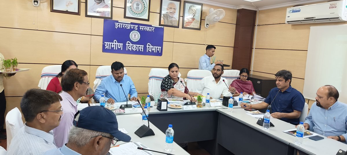 Comm_VBGRAMG_JH's tweet photo. आज दिनांक 14.05.2025 को माननीय ग्रामीण विकास मंत्री श्रीमती दीपिका पाण्डेय सिंह द्वारा ग्रामीण विकास विभाग के तहत संचालित विभिन्न योजनाओं की समीक्षात्मक बैठक आहूत  की गयी |बैठक में सचिव ,ग्रामीण विकास विभाग,मनरेगा आयुक्त ,सीईओ जे एस एल पी एस ,सीईओ JSWM सहित अन्य  वरिष्ठ पदाधिकारी एवं कर्मी उपस्थित थे |

  समीक्षोपरांत आवश्यक निर्देश दिए गए |