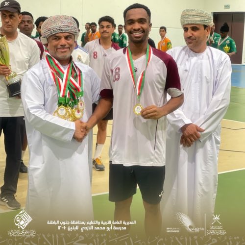 📸 جانب من لحظات الفخر والفرح أثناء تتويج لاعبينا بميداليات المركز الأول في دوري الصالات لكرة القدم لمدارس المحافظة 🏅⚽
مبارك للأبطال هذا الإنجاز المستحق! 👏
#دوري_المدارس #الرياضة_المدرسية 

#تعلم_مستدام
#أبومحمد_الأزدي 
#فعاليات_تعليمية_جنوب_الباطنة