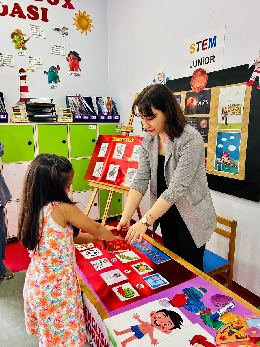 Okul öncesi öğrencilerimiz ‘My Happy Journey’ temalı 2. Dönem Portfolyo Etkileşim gününü gerçekleştirdi 🚂🎢 🗺️Öğrencilerimiz velilerimize dönem boyu yaptığı çalışmaları sundu ve sergiledi. Emeği geçen öğretmenlerimize, katılım gösteren velilerimize teşekkür ederiz💙❤️