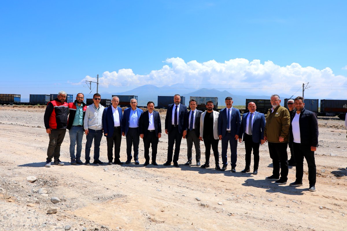 Valimiz Sayın Gökmen Çiçek, İncesu  OSB Yönetim Kurulu Başkanı İrfan Püsküllü ve beraberindeki heyet ile birlikte, altyapı çalışması İncesu OSB tarafından, üstyapı çalışması TCDD tarafından yapılacak olan iltisak (bağlantı) hattı inşaat alanında incelemelerde bulunarak proje