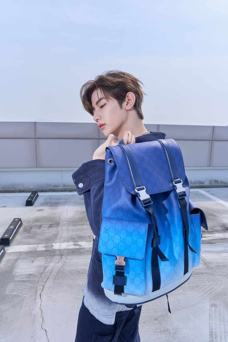 gucci's tweet image. Traveling to Florence to attend the #GucciCruise26 fashion show, #ZhangHao of @ZB1_official is seen in a GG Monogram denim look with a Gucci Chroma backpack and #GucciHorsebit1955 handbag.  #ZEROBASEONE #ZB1