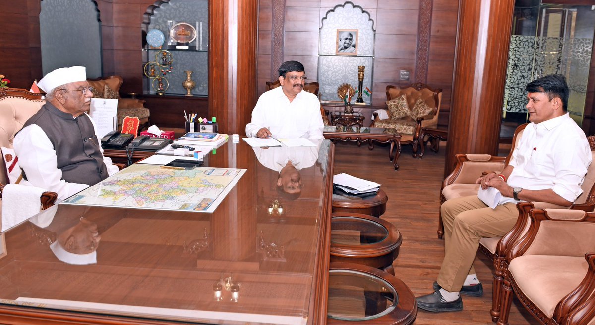 जयपुर में आज राजस्थान के महामहिम राज्यपाल आदरणीय श्री हरिभाऊ बागडे जी से राजभवन में शिष्टाचार भेंट की .....

Haribhau Bagade - हरिभाऊ बागडे 
Bharatiya Janata Party (BJP) <a href="/BJP4Rajasthan/">BJP Rajasthan</a>