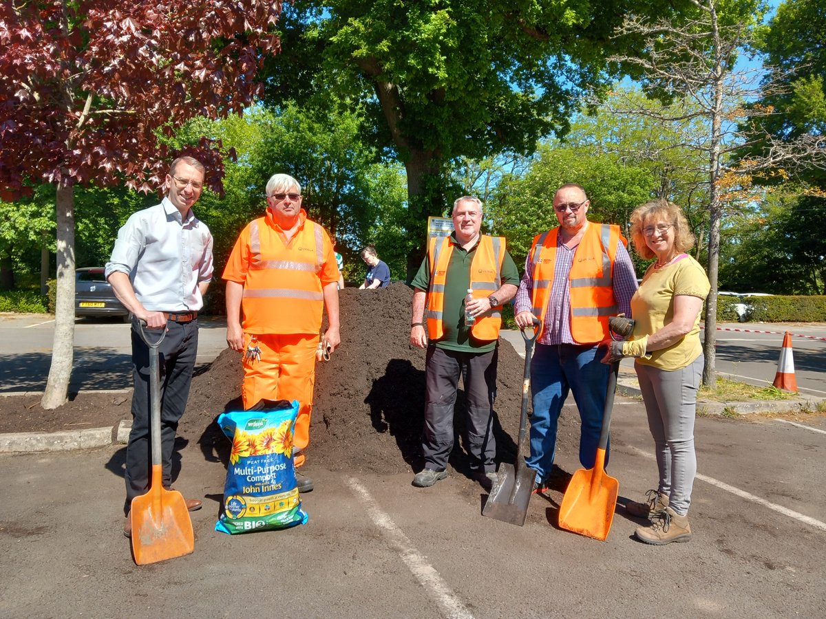 WatfordCouncil's tweet image. We marked #InternationalCompostAwarenessWeek with a big thank you to everyone who joined our compost giveaway on Saturday! 🌱

Over 1,000 residents collected free compost made from garden waste, thanks to @VeoliaUK &amp;amp; @EnvarComposting! ♻️💚