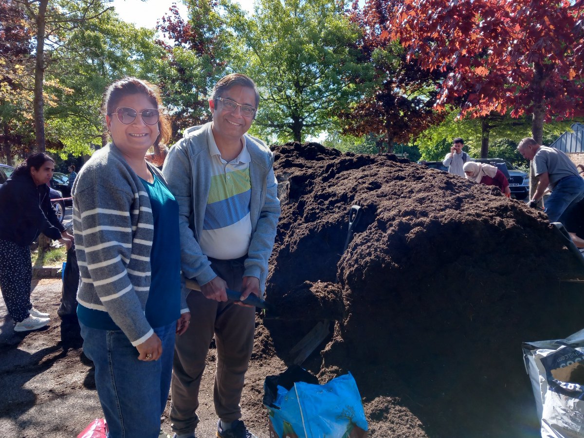 WatfordCouncil's tweet image. We marked #InternationalCompostAwarenessWeek with a big thank you to everyone who joined our compost giveaway on Saturday! 🌱

Over 1,000 residents collected free compost made from garden waste, thanks to @VeoliaUK &amp;amp; @EnvarComposting! ♻️💚