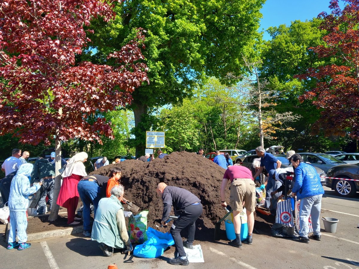 WatfordCouncil's tweet image. We marked #InternationalCompostAwarenessWeek with a big thank you to everyone who joined our compost giveaway on Saturday! 🌱

Over 1,000 residents collected free compost made from garden waste, thanks to @VeoliaUK &amp;amp; @EnvarComposting! ♻️💚