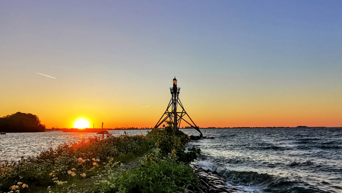 Feelgood_1_'s tweet photo. Goedemorgen vanuit #Hoorn Vuurtoren Havenlicht #Markermeer en de zonsopkomst vanaf het #stadsstrand op TV bij #sbs6 #HartvanNederland #hoornindespotlights https://t.co/071GROifXa