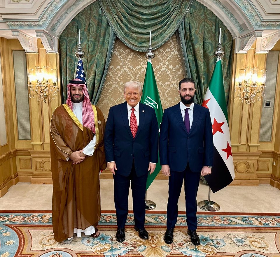 dr_abdullah44's tweet photo. لا أجد والله تعليقاً!

 سبحانك ربي قلت وأقولها هذا الرجل فلتة من فلتات التاريخ بعد أن كان الكل يخاف من التقاط صوره معه حتى لا يصنف بالإرهاب هو اليوم ينقذ بلاده بتوفيق الله من العقوبات وينتشل بلاده من الحضيض والحروب الداخلية ليصل بها إلى أن تقف في مصاف الكبار …!  
مع عدم تنازله عن إخوانه ولا مبادئه هذا الرجل قصة تُدَّرس أُوتي حكمة ومحبة ودهاء مع غيرة على أمته وشعبه!
وإن كان من كلمة شكر تسجل بعد شكر الله فهي :
 لسمو الأمير محمد بن سلمان على خوض 
معركة - #رفع_العقوبات_عن_سوريا مع الشعب السوري لرفع التصنيف عنه ..
والشعب السوري شعب كريم لا ينسى مواقف المعروف ..