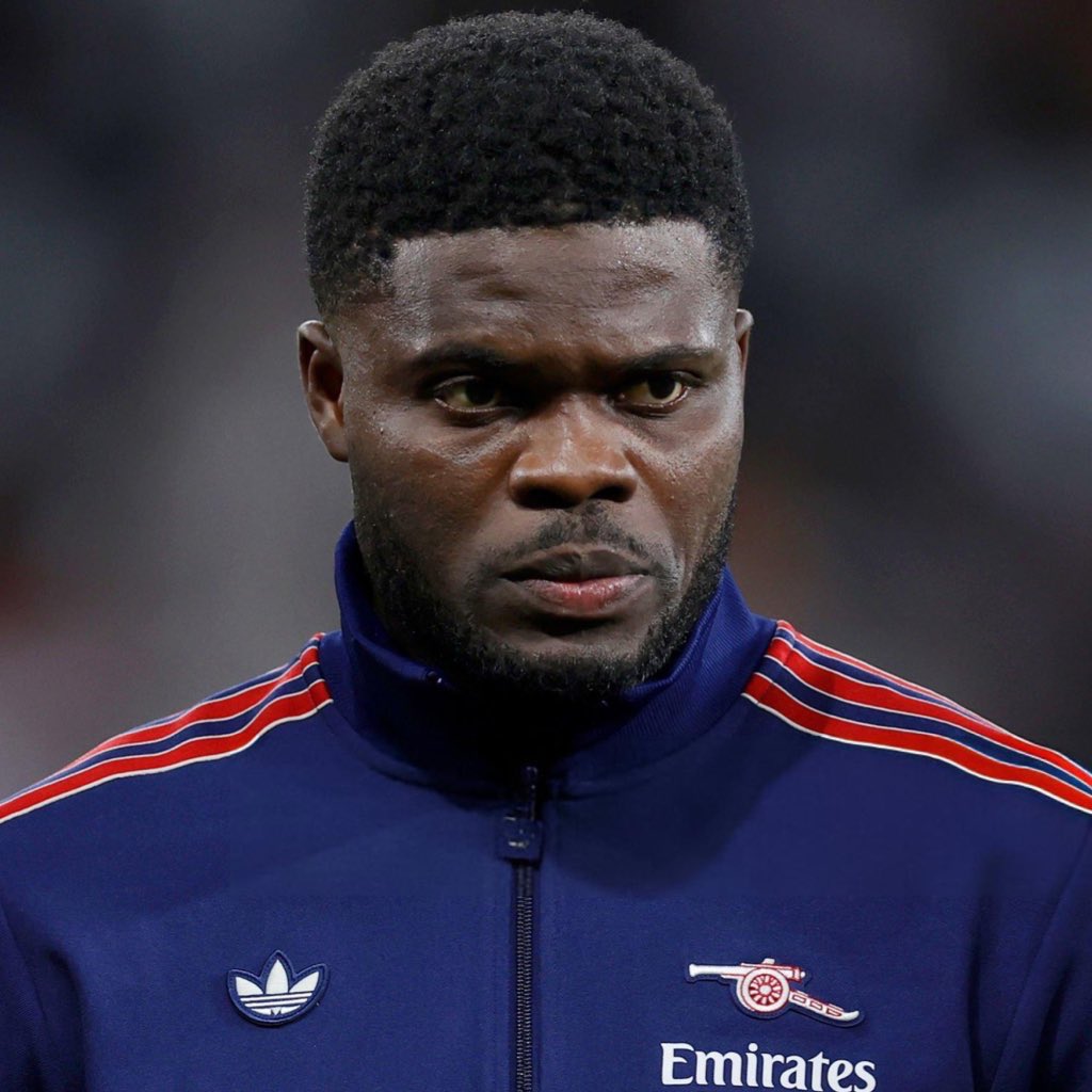 🚨 Thomas Partey is willing to reject lucrative offers from Saudi Arabia, with his preference to be to sign a new contract at Arsenal. The player hopes an agreement can be found &amp; would ideally like the situation resolved before Arsenal’s final game of the season. [<a href="/sr_collings/">Simon Collings</a>]