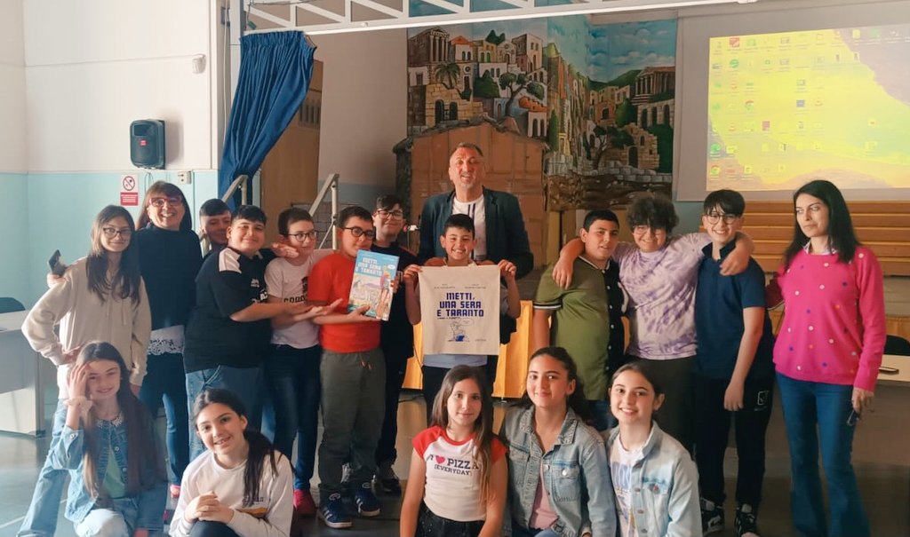 ElioMichelotti's tweet photo. #MettiUnaSeraETaranto Raccontare la mitica storia d'amore tra #Falanto ed #Etra  è sempre emozionante! Mattinata bellissima all'IC #Sciascia di #Talsano #Taranto 🥰 Un grazie alla DS #AnnunziataCarrera e alla prof.ssa #StellaTonti per l'accoglienza alla "greca" @MIsocialTW https://t.co/iqPj2EcXHf