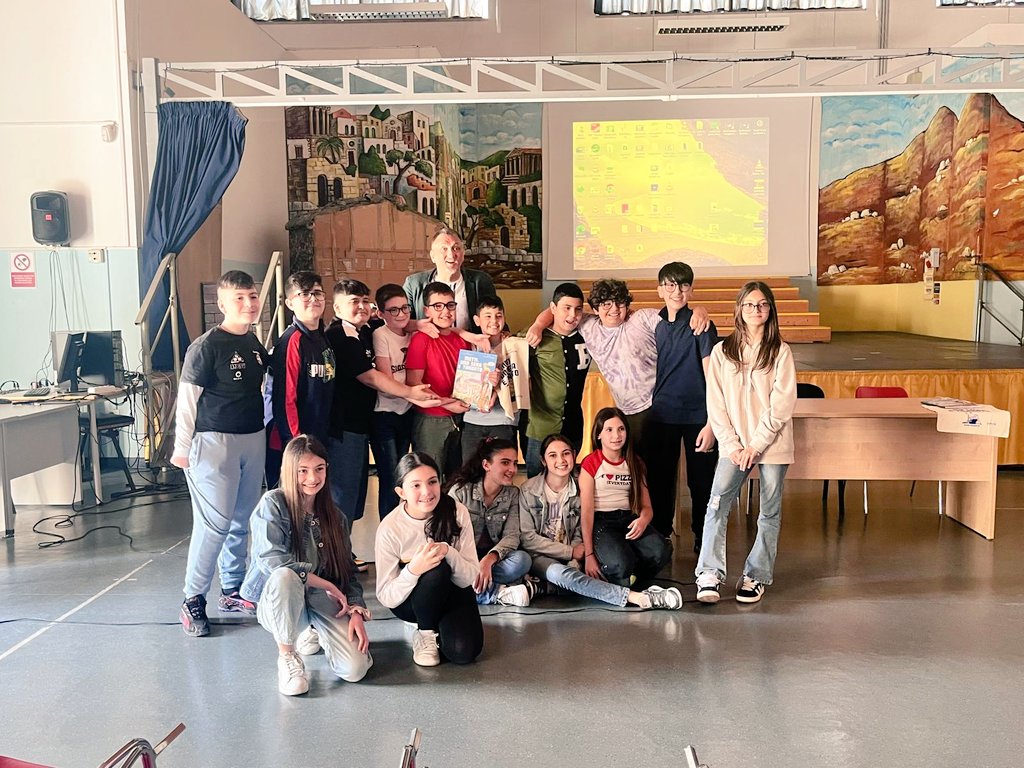 ElioMichelotti's tweet photo. #MettiUnaSeraETaranto Raccontare la mitica storia d'amore tra #Falanto ed #Etra  è sempre emozionante! Mattinata bellissima all'IC #Sciascia di #Talsano #Taranto 🥰 Un grazie alla DS #AnnunziataCarrera e alla prof.ssa #StellaTonti per l'accoglienza alla "greca" @MIsocialTW https://t.co/iqPj2EcXHf