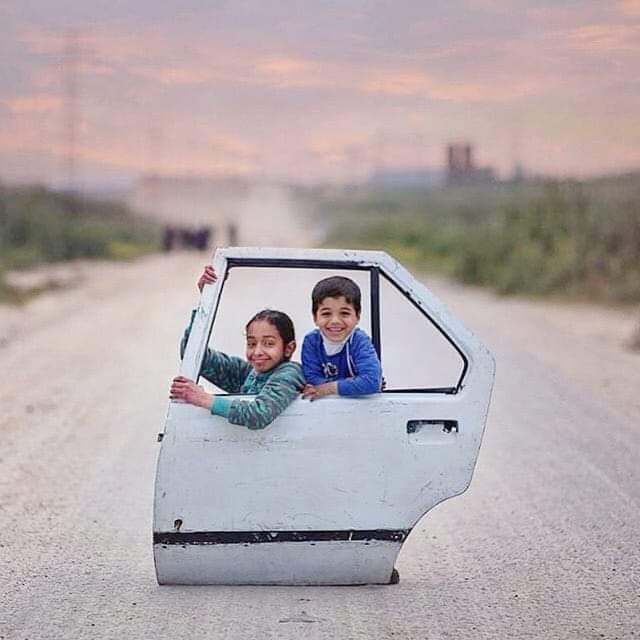 " قد تُسعدنا أشياءَ ﻻ قيمةَ لها .. وقد يكونُ هُناكَ شيءٌ ثمين لا يعني لنا شيئاً .. غالباً ما تكونُ البساطةُ طريقَ السّعادة  "