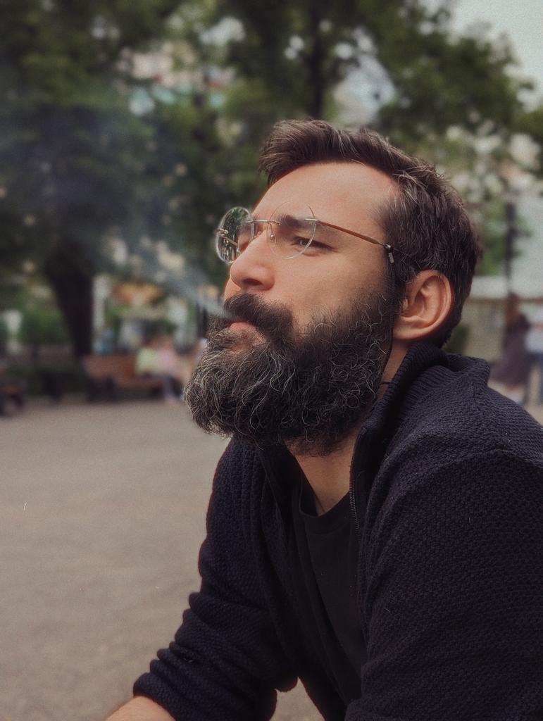 Не курил в целях эксперимента несколько недель, и это оказалось проще, чем я думал. Как-то удалось поймать нужное состояние ума, чтобы не мучиться от этого.

Я вообще люблю курить, но мне не нравилось, что привычка управляет мной, а не я ей.

Ну, и да, седеем.