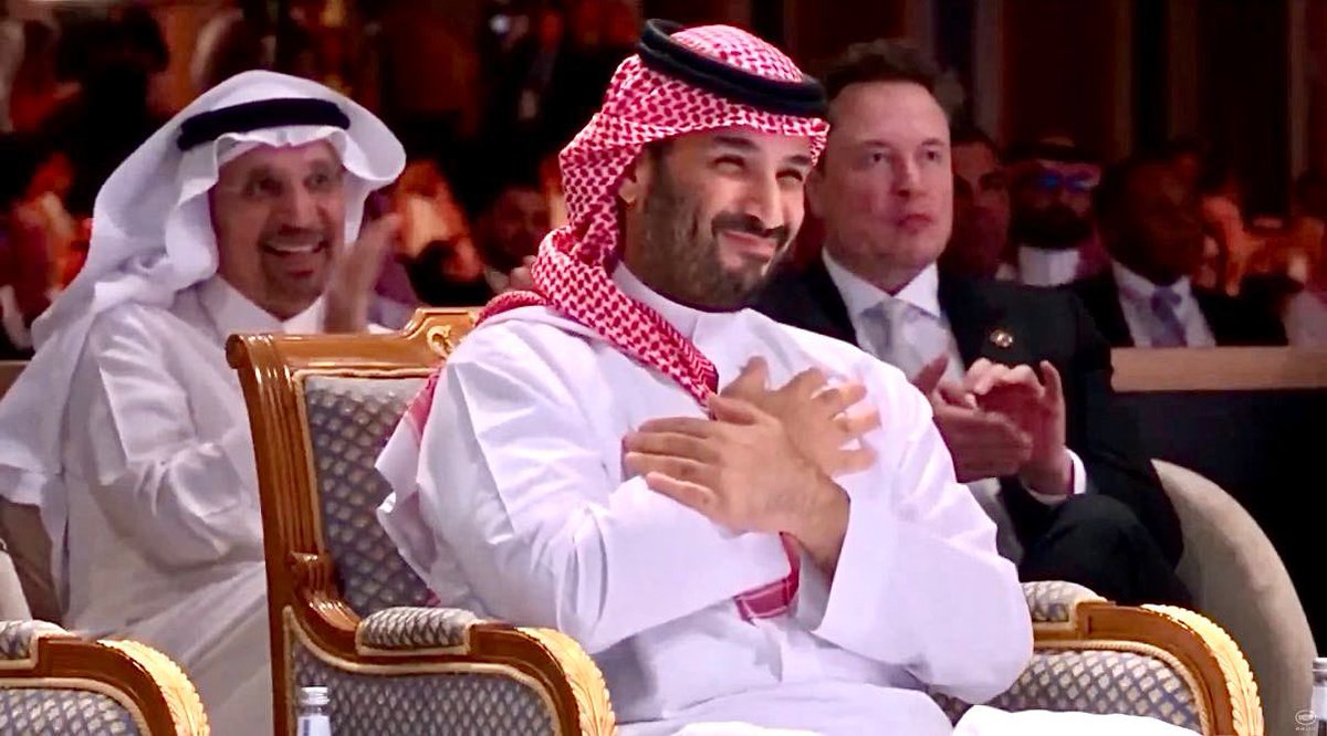 قائدٌ، يحكي عنه العالم.. ورفعة وطنه هي هَمّه
أميرٌ، يعكس أصالة السعوديين.. وفيه شهامة لأمّته

حفظك الله سيدي #محمد_بن_سلمان