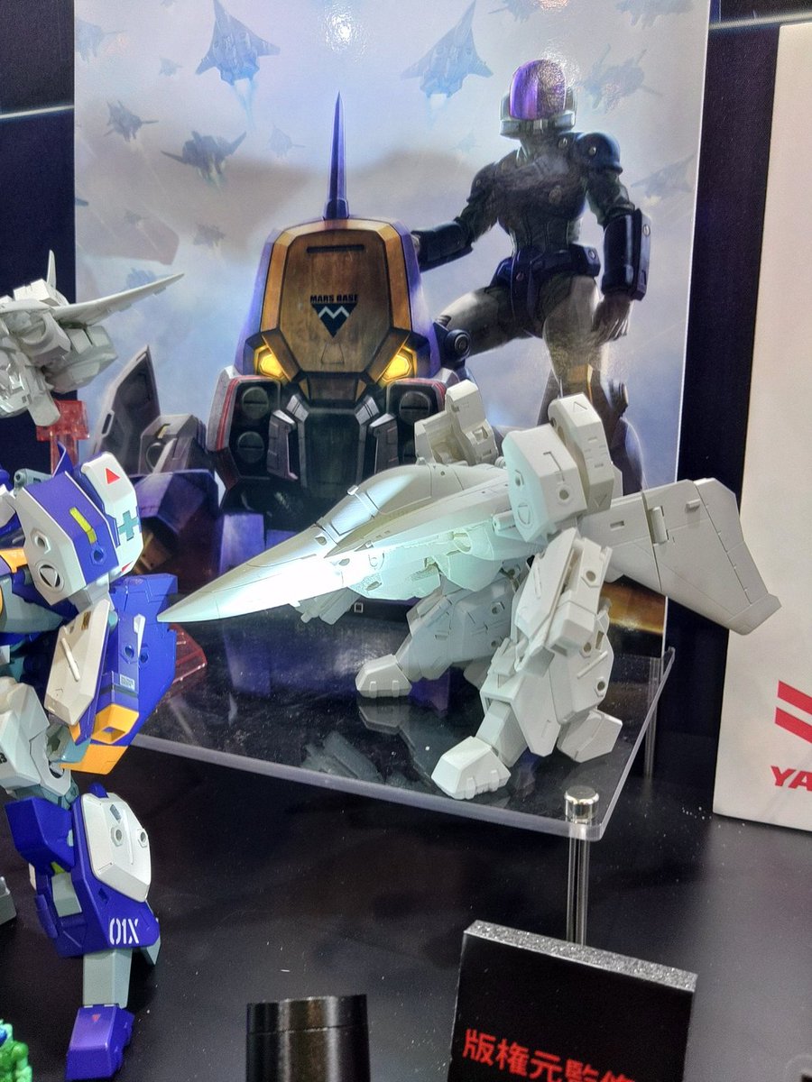 今回発表された｢ANOTHER GENESIS｣のレギオスはこれまでの三種、ダークとは違う新レギオス。小ぶりなスケールを思わせない前野さんの設計が光ります。試作の各所と搭乗出来る可動式ライディングスーツ、キービジュアルにはそんな玩具の展開を想像して頂くピースを反映していきました。
