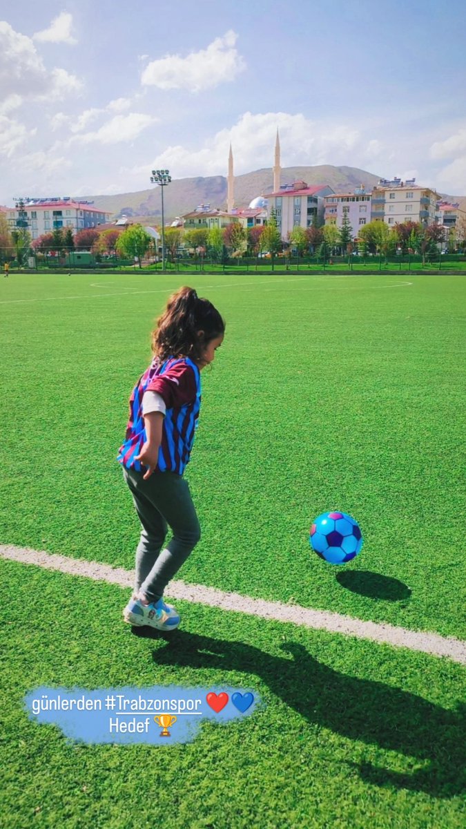 En küçük taraftarlardan, en büyük taraftar kızımla, 
aşkımız Trabzonspora başarılar dileriz 
Hedef 🏆
❤️💙 
#Trabzonspor 
#bordomavi