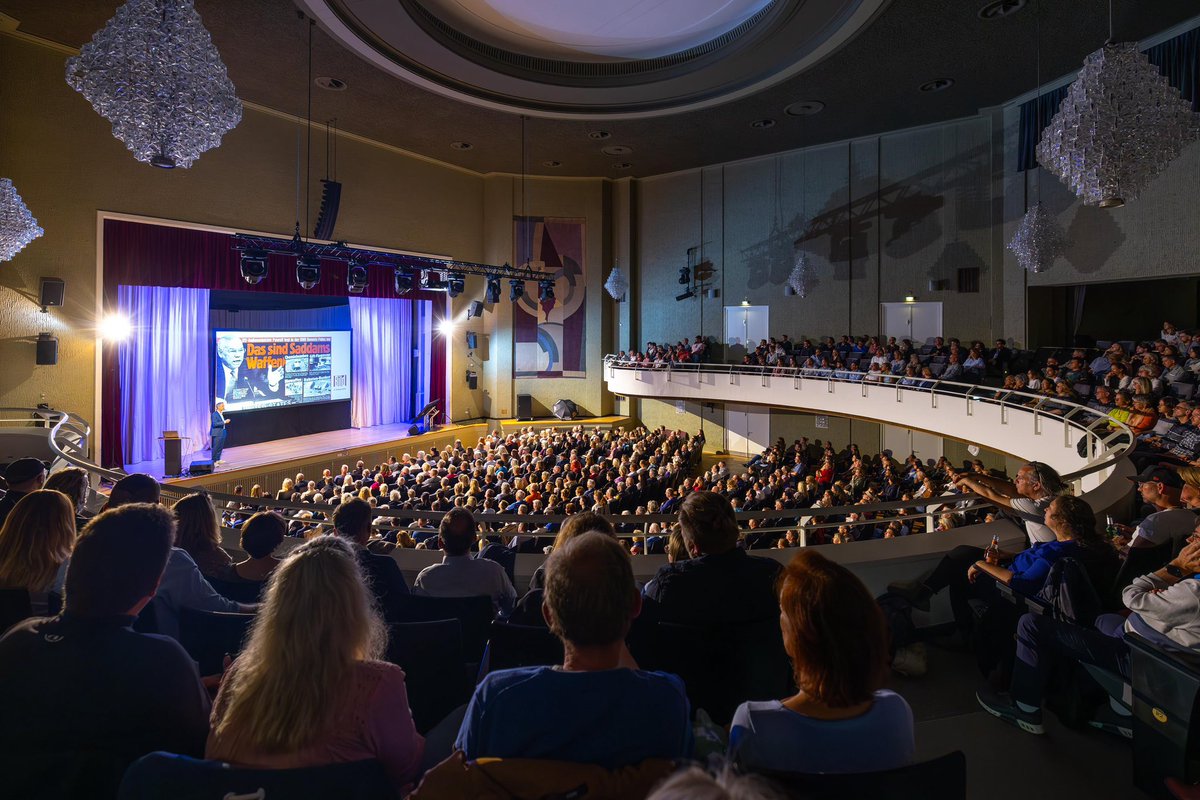 DanieleGanser's tweet image. Gestern sprach ich in Hamburg. Nena kam mit Freunden auch zum Vortrag. Das hat mich sehr gefreut. Nena hat sich immer für den Frieden und gegen Spaltung engagiert. Das Prinzip Menschheitsfamilie liegt ihr am Herzen. Es war ein toller Abend! Heute spreche ich in Hannover. Morgen…