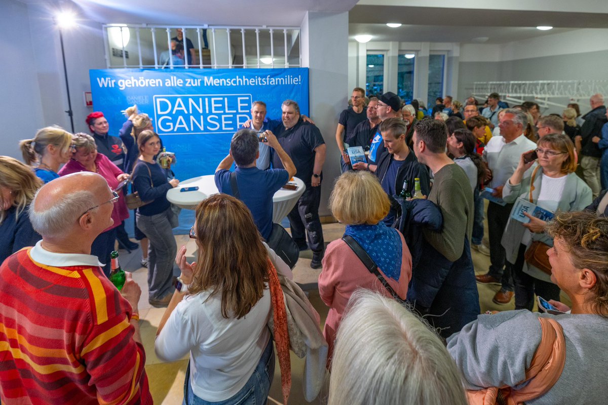 DanieleGanser's tweet image. Gestern sprach ich in Hamburg. Nena kam mit Freunden auch zum Vortrag. Das hat mich sehr gefreut. Nena hat sich immer für den Frieden und gegen Spaltung engagiert. Das Prinzip Menschheitsfamilie liegt ihr am Herzen. Es war ein toller Abend! Heute spreche ich in Hannover. Morgen…