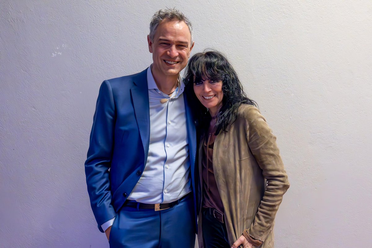 DanieleGanser's tweet image. Gestern sprach ich in Hamburg. Nena kam mit Freunden auch zum Vortrag. Das hat mich sehr gefreut. Nena hat sich immer für den Frieden und gegen Spaltung engagiert. Das Prinzip Menschheitsfamilie liegt ihr am Herzen. Es war ein toller Abend! Heute spreche ich in Hannover. Morgen…