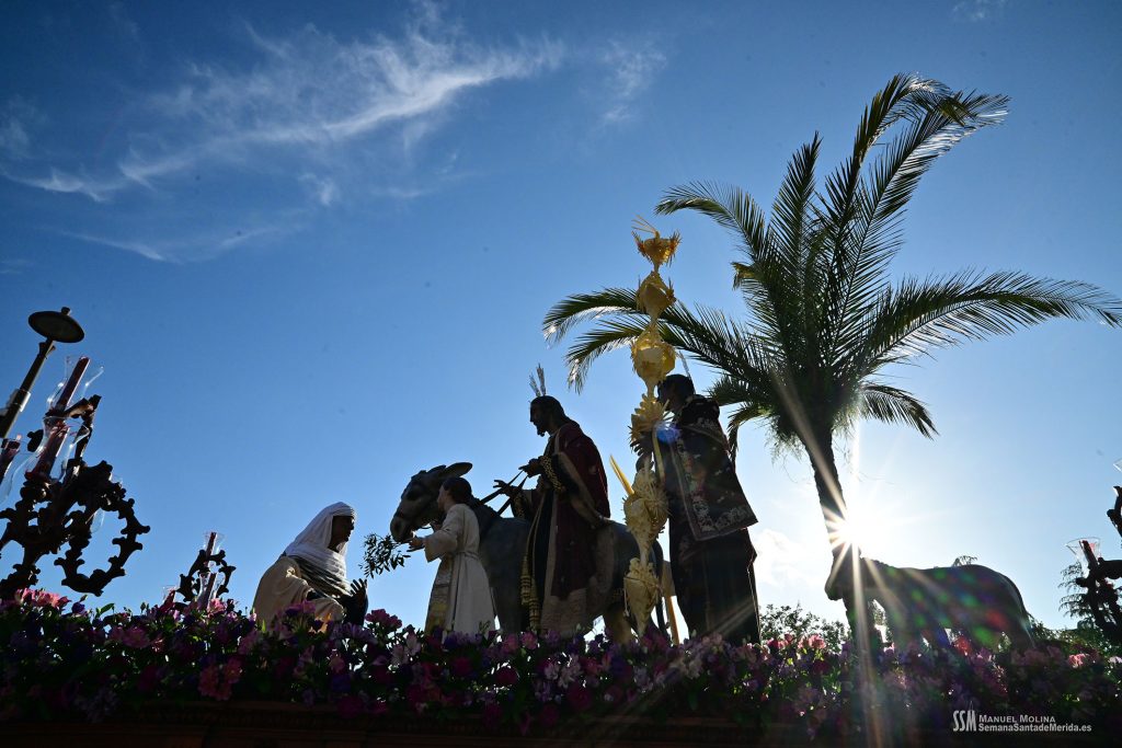 Fuimos testigos, una vez más, de la inocencia vestida de fe, del júbilo que solo el corazón de un niño puede transmitir, de la esperanza que cada Domingo de Ramos renace con fuerza en nuestras calles.

📸 <a href="/jcofradiasmerid/">Semana Santa de Mérida, Junta de Cofradías</a>