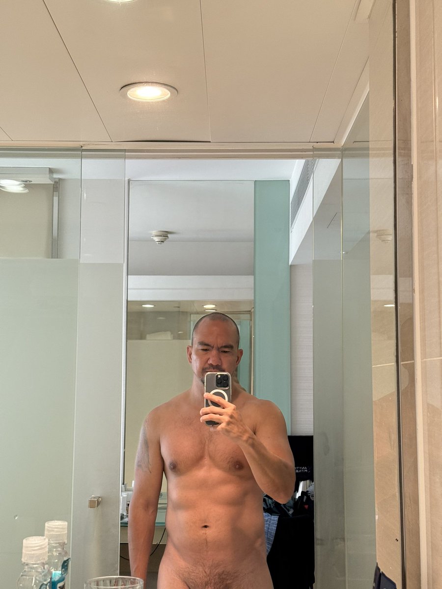 daddieyo05's tweet photo. Work-mode #wheninhk #biztrip #travels2025 #FitnessJourney #gymbody https://t.co/iSKXN9iBs1