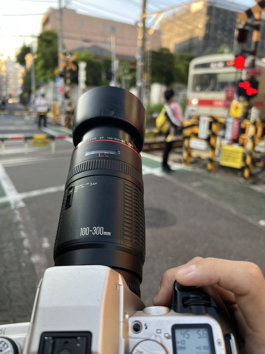 36Satoru36's tweet photo. お嬢様のお迎えとクリーニング引取りがてら撮り鉄おかわりしてたら激写された…
#EOS55
#EF100300F56L https://t.co/fy7cAHEI2L