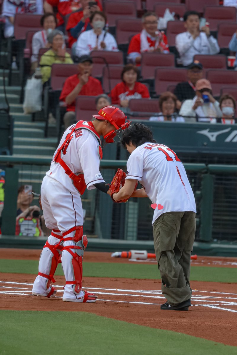 carp_kntmsn's tweet photo. 握手する時に腰がすごい低くてかわいかった🤭
·
 #豆原一成 
📸 2025.5.14 マツダスタジアム https://t.co/TtHZZLznWx