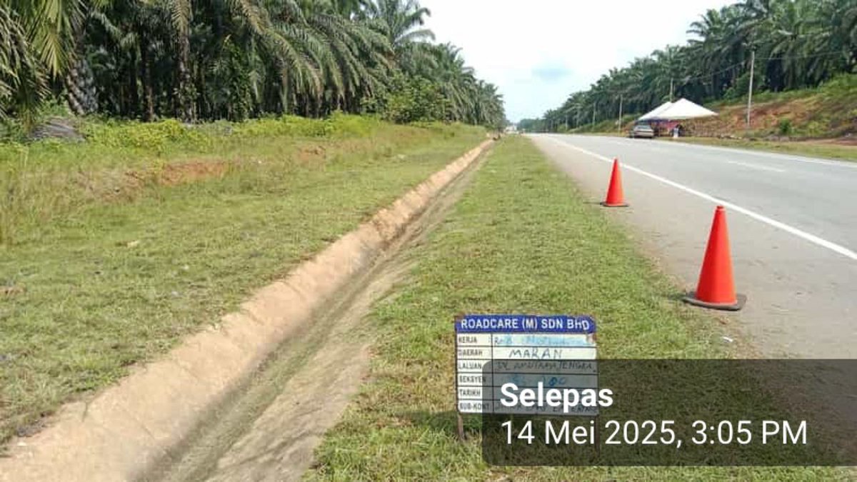 Kerja penyenggaraan rutin RO3 - Memotong rumput di laluan FT83 Jalan Utama Jengka Utara/Selatan, Seksyen 20.90, Daerah Maran, Pahang

<a href="/jkrmaran/">JKRMaran</a> / <a href="/JKRJERANTUT/">JKR Jerantut</a>
<a href="/JKRPAHANG/">JKR PAHANG</a>
<a href="/ZTTCSFJ/">ZTT CSFJ</a>
<a href="/CSFJ_JKR/">Cawangan Senggara Fasiliti Jalan (CSFJ)</a>
<a href="/IPJKR_Official/">JKR Malaysia Rasmi</a>
<a href="/moworksmy/">Kementerian Kerja Raya Malaysia</a> 
<a href="/ahmadmaslan/">DS Dr Ahmad b Maslan</a> 
<a href="/AlexNantaLinggi/">Alexander Nanta Linggi</a>