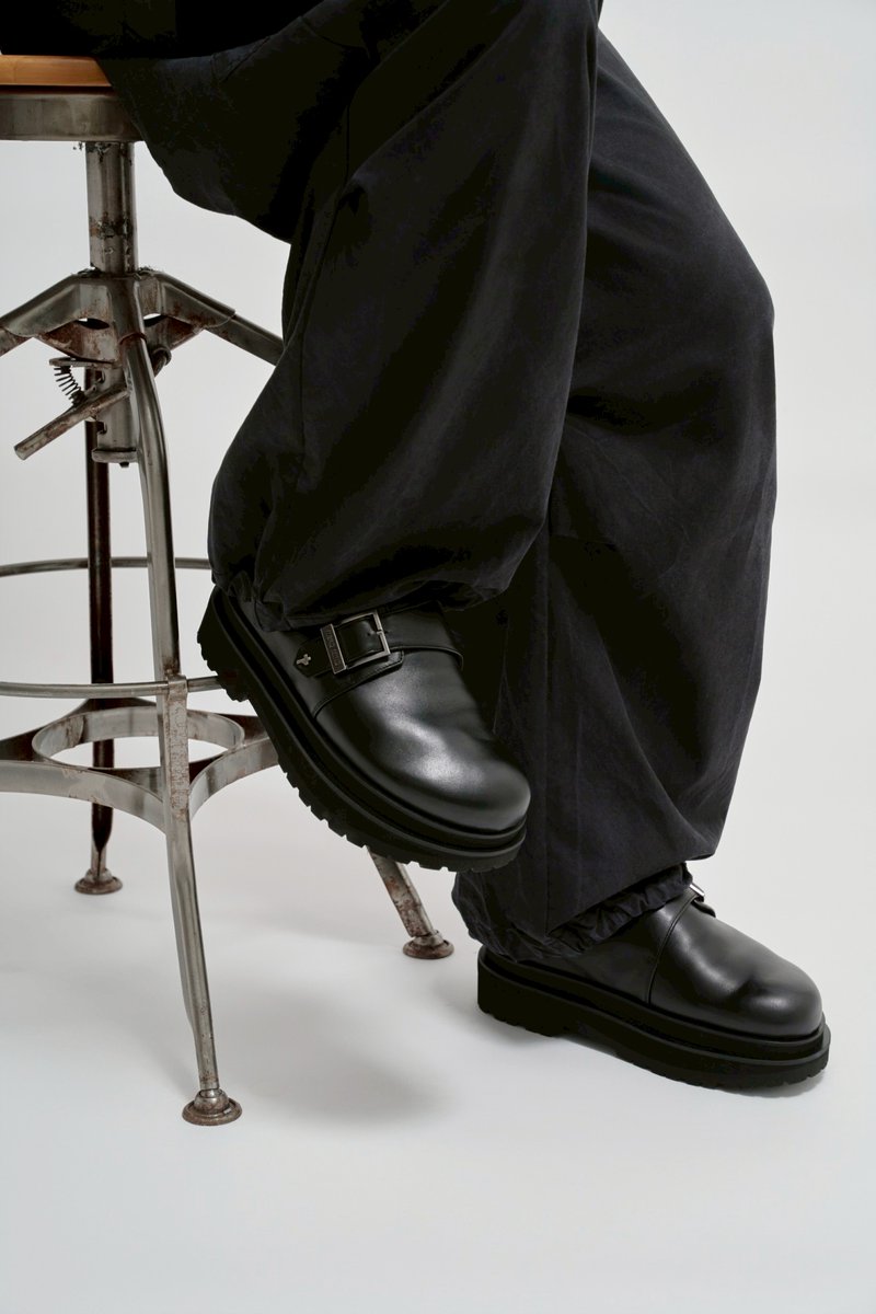 _STUDIOSEVEN's tweet image. 【News】

5/17(土) NERD MINDとのスペシャルコラボレーションアイテムを発売！👞

両ブランドの哲学と美意識が交差した、特別なコラボレーションをぜひお楽しみください✊💎

〈詳細〉 
x.gd/GaRCt

#STUDIOSEVEN
#スタジオセブン
#NERDMIND