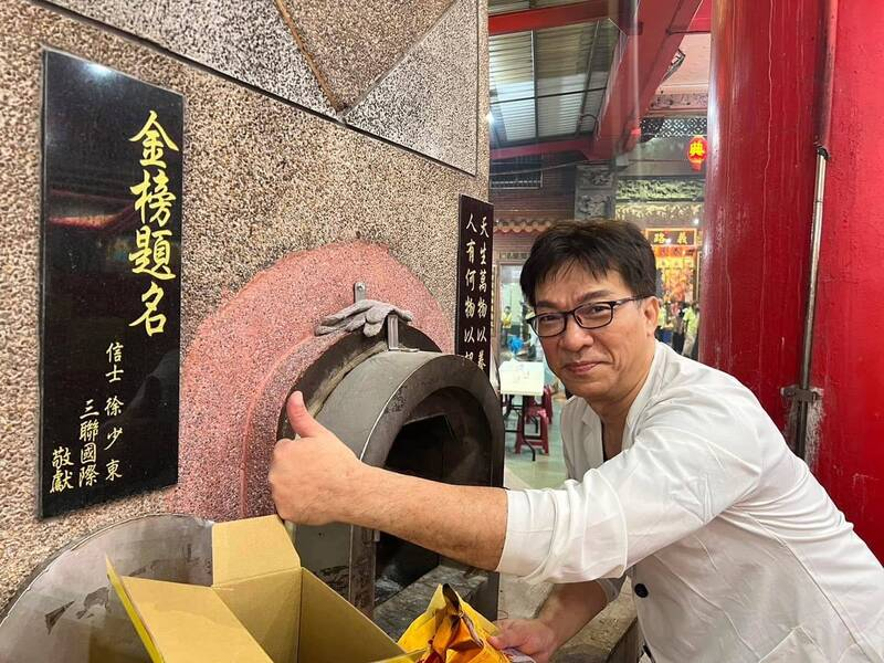 ltntw's tweet image. 徐少東故佈疑陣，人可能早就跑了！（圖／擷取自徐少東臉書）

【#獨家》賓利車停高醫 傳徐少東最後現身嘉義布袋 恐已「坐桶子」偷渡】 news.ltn.com.tw/news/society/b…

#徐少東 #偷渡 #嘉義 #台灣 #taiwan #台湾