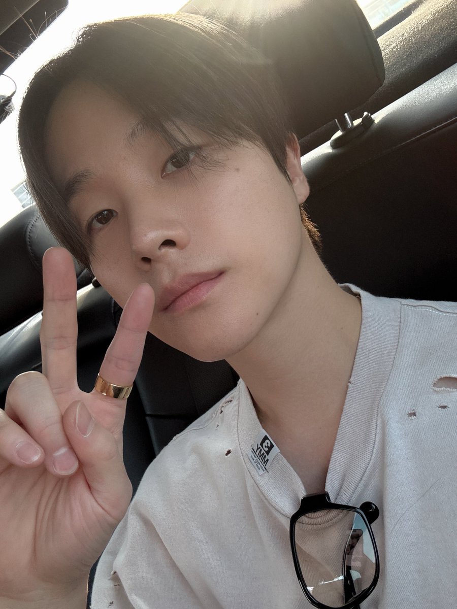 tttop131kon's tweet image. 250514 🍊 +CH Live

"This is the team ring
It's been a while since I wore it
It's been almost 10 yrs"

He shared photo of him wearing iKON's team ring (the slash ring) they received in their early debut days 🥹

iKON's debut 10th anniv in 2025 ❤️
#JINHWAN #iKON #김진환 #아이콘