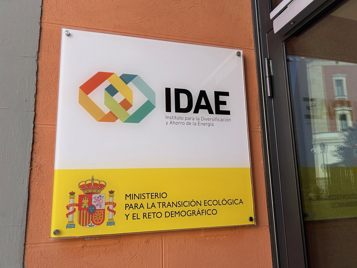 📌 Reunión de trabajo entre el DG de <a href="/IDAEenergia/">IDAE</a> <a href="/mitecogob/">Transición Ecológica y Reto Demográfico</a> #MiguelRodrigo , y el DG de #CENER #PabloAyesa para analizar vías de #colaboración entre ambas instituciones en asuntos relacionados con la #innovación y el #desarrollotecnológico de las #energíasrenovables, el #ahorro