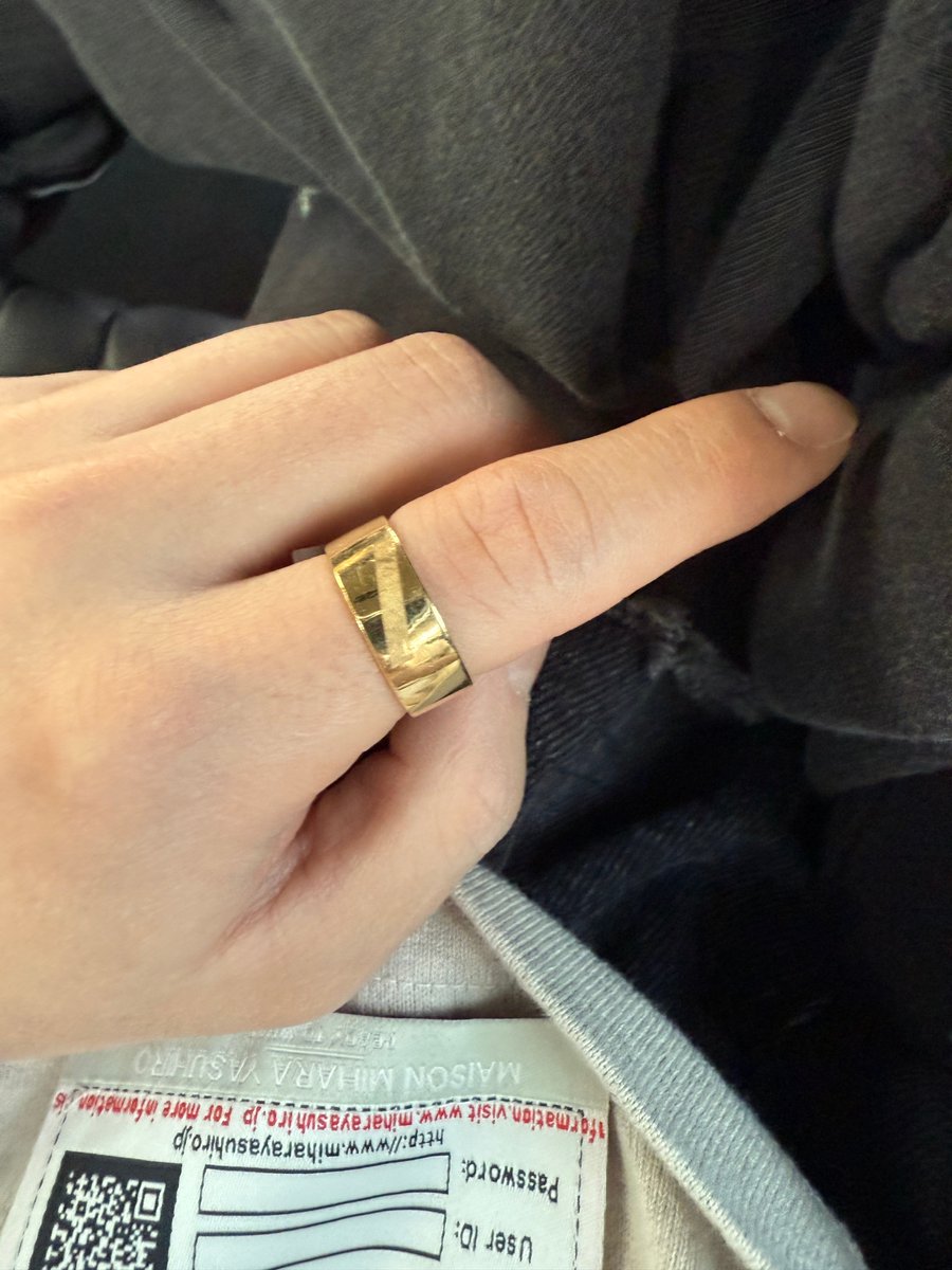 tttop131kon's tweet image. 250514 🍊 +CH Live

"This is the team ring
It's been a while since I wore it
It's been almost 10 yrs"

He shared photo of him wearing iKON's team ring (the slash ring) they received in their early debut days 🥹

iKON's debut 10th anniv in 2025 ❤️
#JINHWAN #iKON #김진환 #아이콘