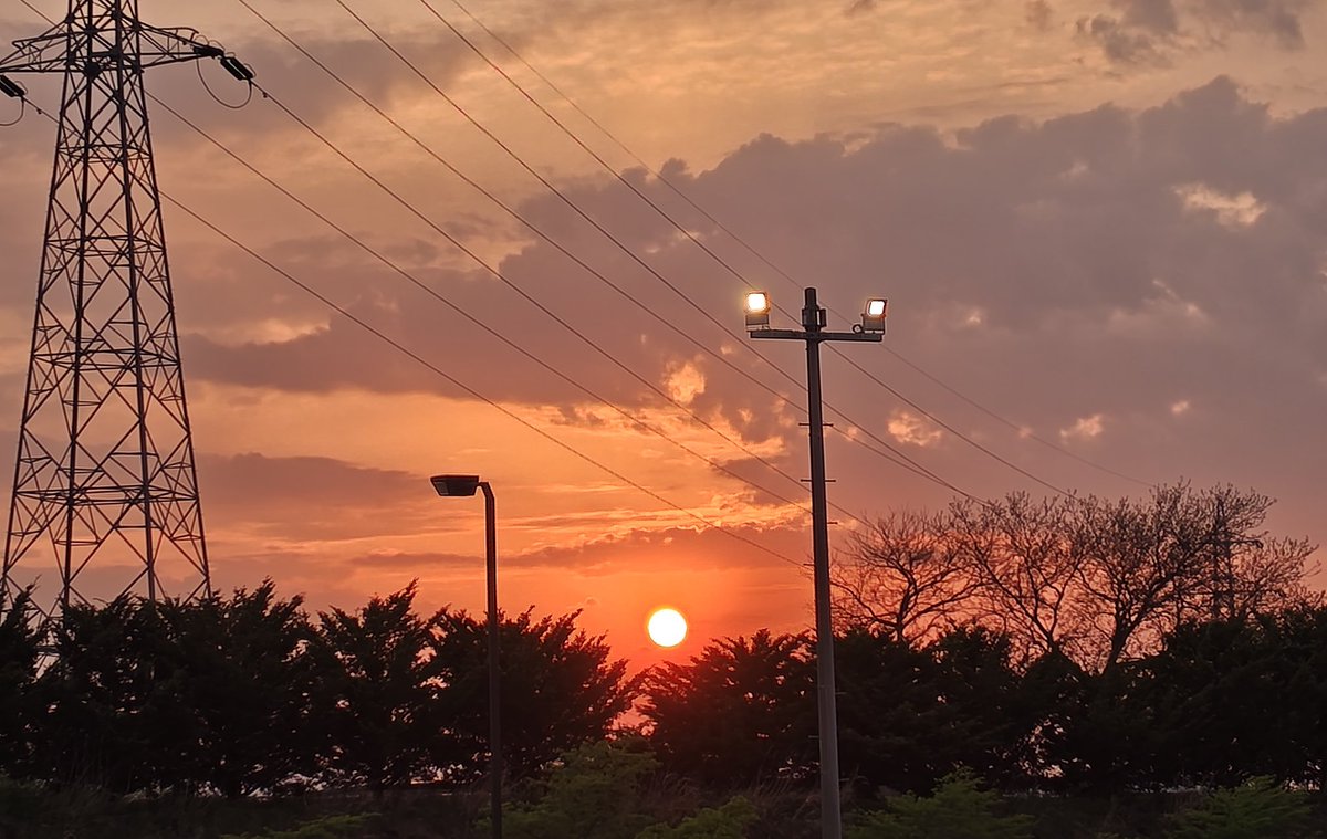 Node43's tweet photo. 今日の夕陽はとってもきれいです。 https://t.co/McjcMMkAk6
