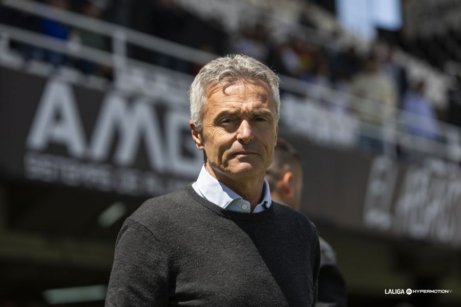 rmarcagranada's tweet image. 🗣️ Escribá: &quot;Es la destitución más incomprensible de mi carrera. Anoche me llamó el señor Amado sobre las 21h para comunicarme que me destituían. No tiene ningún sentido futbolístico. Han esperado el momento. Se expone la cabeza del entrenador para tapar las carencias de otros&quot;.