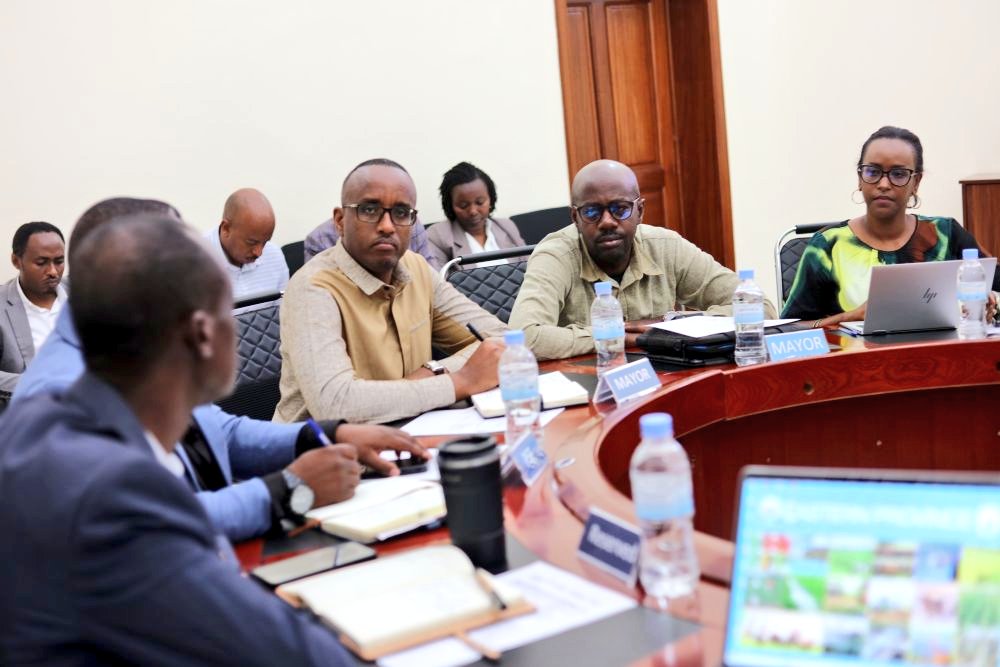 ๐๐๐ฌ๐ญ๐๐ซ๐ง ๐๐ซ๐จ๐ฏ๐ข๐ง๐๐ | ๐๐ฐ๐๐ง๐๐ (@rwandaeast) on Twitter photo Guverineri <a href="/PudenceR/">Pudence RUBINGISA</a> yashimiye Abikorera ku ruhare rwabo mu iterambere ry'Intara, abibutsa ko u #Rwanda rwahisemo kubaka ubukungu bushingiye ku bikorera, abizeza ko ubuyobozi bwโIntara buzakomeza gufatanya nabo hagamijwe kwihutisha iterambere no guhindura imibereho yโabaturage. Guverineri <a href="/PudenceR/">Pudence RUBINGISA</a> yashimiye Abikorera ku ruhare rwabo mu iterambere ry'Intara, abibutsa ko u #Rwanda rwahisemo kubaka ubukungu bushingiye ku bikorera, abizeza ko ubuyobozi bwโIntara buzakomeza gufatanya nabo hagamijwe kwihutisha iterambere no guhindura imibereho yโabaturage.