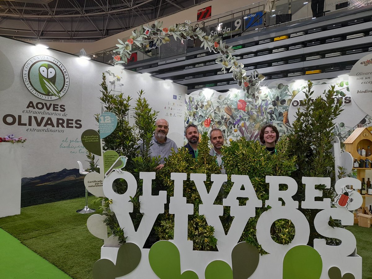 ¡Os estamos esperando en #Expoliva! 🫒🌼 
En nuestro estand, ubicado en el Olivo Arena, podréis conocer nuestro modelo reconciliado con la biodiversidad y, por supuesto, todas nuestras marcas de #AOVE 💚 

¡A ver si nos encontráis detrás de las plantas! 🫨