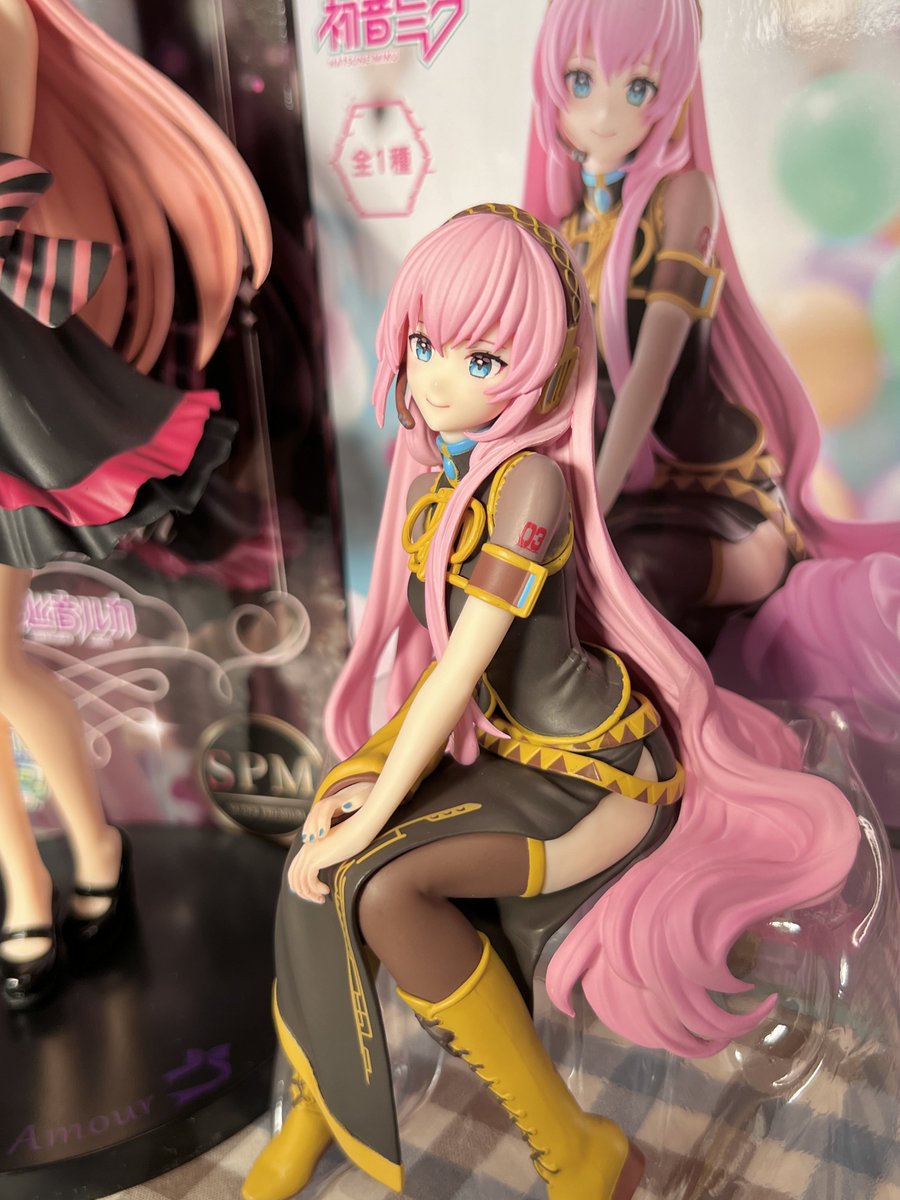 파란머리 굿즈존에
핑크머리 여자의 등장이라...