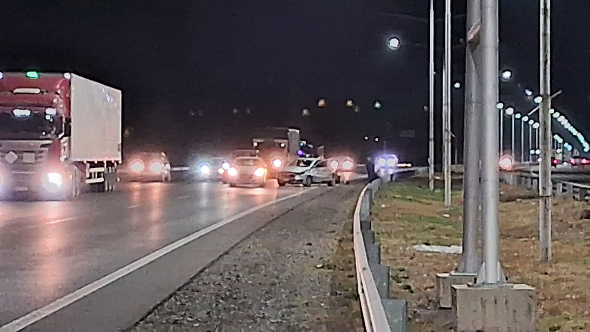 MATIPASCUALETTI's tweet photo. ATENCIÓN 🚨🚨🚨
Accidente en Acceso Sur y Puente de Adolfo Calle, mano al Norte 
Chocaron un auto y una camioneta 
Hay un vehículo de cada lado de la calzada 
Aguardan por la llegada de tránsito @radionihuil
Informa @cmoron10 https://t.co/oSZCgJjcBr