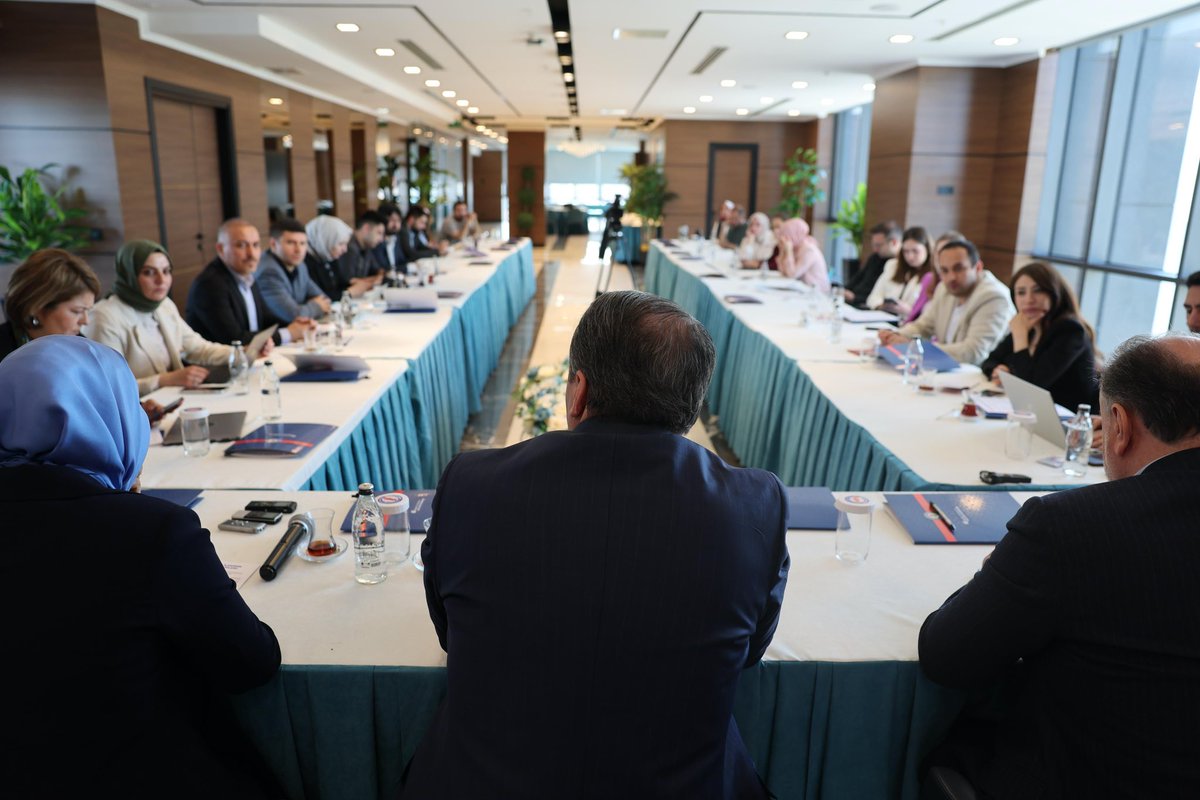 2025 “Aile Yılı”nda aileyi güçlendirmek amacıyla önerilerimizi basın emekçileriyle paylaştık.

▪️Mevcut durumda; Eşi çalışmayan kamu görevlisine 2.300 TL, 0-6 yaş aralığındaki çocuk için aylık 506 TL, 6 yaş üstü çocuk için ise 253 TL çocuk yardımı ödeniyor. Bir haftalık pazar