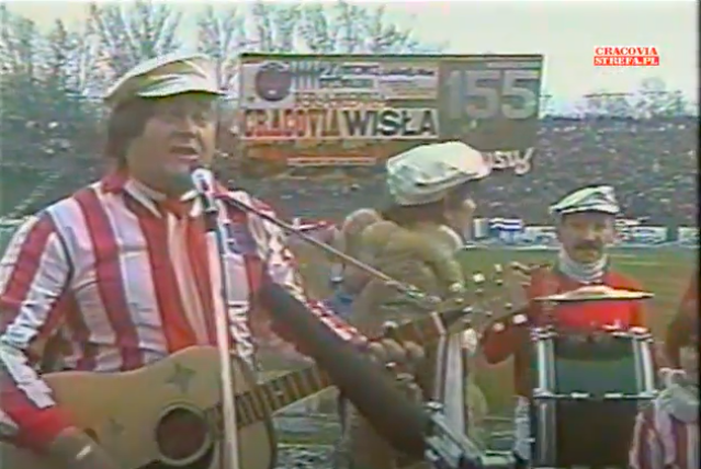 Zmarł Aleksander "Makino" Kobyliński, pieśniarz, gitarzysta, kompozytor, oddany sympatyk Cracovii. Wraz z zespołem Andrusy 29 razy (!) koncertował przed Derbami Krakowa, zarówno na stadionie Wisły, jak i Cracovii. Rodzinie i bliskim składamy kondolencje.

Kilka lat temu w